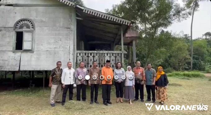 Gubernur Sumbar, Mahyeldi dan jajaran, foto bersama Direktur Pengembangan Usaha, LPP TVRI, Wulan Purbodjati dengan latar rumah Siti Nurbaya telah berdiri di Studio Alam LPP TVRI Depok sejak Tahun 1990-an, Jumat. (humas)