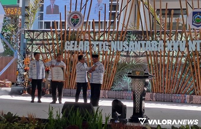Mendes PDTT, Abdul Halim Iskandar serahkan Piagam serta Lencana Abdi Inovasi Desa untuk Gubernur Mahyeldi yang diwakili Kepala Dinas PMD, Amasrul pada Gelaran TTGN ke-25 di NTB, Senin. (humas)