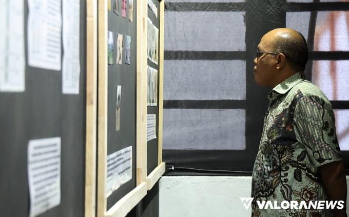 Ketua DPRD Sumbar, Supardi mencermati dokumentasi riset tentang peradaban megalitik Maek pada pameran dan diskusi bertajuk &#039;Membentangkan Maek,&quot; di Gedung Gambir Fakultas Pertanian Unand, Kota Payakumbuh, Ahad. (humas)
