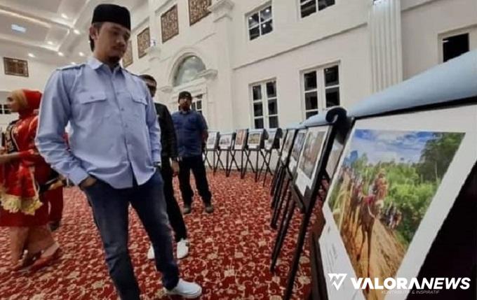 Wali Kota Bukittinggi, Erman Safar menikmati karya fotografer yang mengikuti event Bukittinggi Photography Competition 2024. Penutupan event ini digelar di balairung rumah dinas wali kota, Sabtu. (hamriadi)