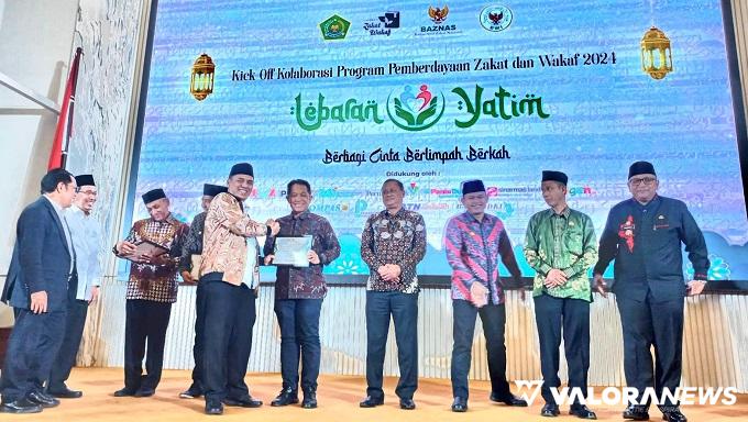 Wakil Menag RI, Saiful Rahmat Dasuki serahkan penghargaan sebagai Pendukung Program Kota Waqaf Tahun 2024 yang diterima Kepala Biro Kesra Setdaprov Sumbar, Al Amin di auditorium HM Rasidi Kemenag RI, Jakarta, Selasa. (humas)