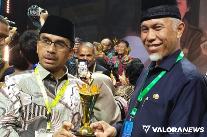 Gubernur Sumbar, Mahyeldi bersama Barlius (Kadisdik) usai menerima penghargaan Penghargaan Pemerintah Daerah Transformatif, Kategori Pengelolaan Program Indonesia Pintar (PIP) di Jakarta, Jumat malam. (humas)