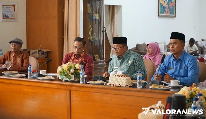 Bupati Agam, Andri Warman didampingi Undri (Kepala BPK Wilayah III Sumatera Barat) saat rapat pembahasan Festival Maninjau, Kamis. (humas)
