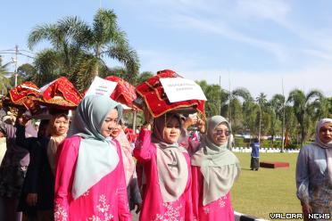 Para bundo kanduang mengantarkan 200 jamba untuk jamuan makan siang usai peringatan 31 tahun Lubuk Basung jadi ibu kota kabupaten, Jumat. (humas)