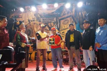 Bupati Agam, Andri Warman menyerahkan cenderamata pada kegiatan Jamnas) XII Suzuki Katana Jimmy Indonesia (SK In) di Lawang Park, Sabtu malam. (humas)