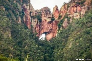 Bukit Posuak di Nagari Maek, salah satu keajaiban alam yang hanya ada dua buah di dunia. Satunya lagi di Bukit Gerbang Surga Tianmen, Tiongkok. (credit foto aprimas)