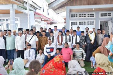 Asisten Administraasi Umum Agam, Asril foto bersama dengan keluarga besar Syekh Ahmad Khatib dan warga Nagari Balai Gurah, dalam kegiatan napak tilas nasab, Senin. (humas)