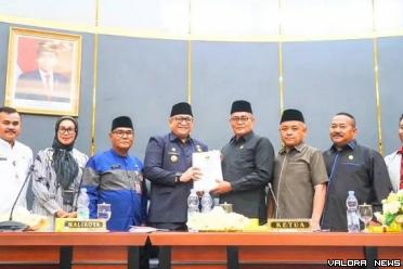 Pj Wako Padang, Andree Algamar didampingi staf, serahkan nota pengantar KUA PPAS Padang 2025 ke Ketua DPRD Padang, Syafrial Kani dalam rapat paripurna, Jumat. (humas)