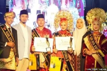 Wali Kota Bukittinggi, Erman Safar foto bersama dengan pemenang bujang jo gadih tahun 2024, di Stasiun Lambuang, Sabtu malam. (humas)