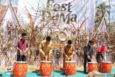 Gubernur Sumbar, Mahyeldi, Hasanadi (Ketua Tim WBTB BPK Wilayah III Sumbar), Andri Warman (Bupati Agam) dan jajaran, memukul gendang tasa, tanda dimulainya Fest Dama 2024 di Nagari Paninjauan, Kecamatan Tanjung Raya, Kabupaten Agam, Selasa. (humas)
