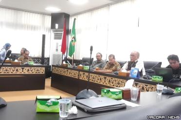 Ketua DPRD Sumbar, Supardi didampingi Jefrinal Arifin (Kadis Kebudayaan), S Metron (Kurator), Donny Eros Djarot (Direktur Festival) memberikan keterangan pers tentang Festival Maek di ruang khusus I DPRD Sumbar, Selasa. (humas)