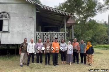 Gubernur Sumbar, Mahyeldi dan jajaran, foto bersama Direktur Pengembangan Usaha, LPP TVRI, Wulan Purbodjati dengan latar rumah Siti Nurbaya telah berdiri di Studio Alam LPP TVRI Depok sejak Tahun 1990-an, Jumat. (humas)