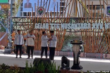Mendes PDTT, Abdul Halim Iskandar serahkan Piagam serta Lencana Abdi Inovasi Desa untuk Gubernur Mahyeldi yang diwakili Kepala Dinas PMD, Amasrul pada Gelaran TTGN ke-25 di NTB, Senin. (humas)