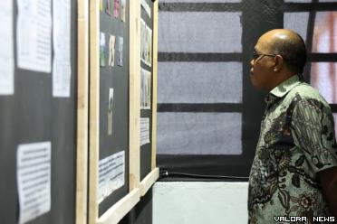 Ketua DPRD Sumbar, Supardi mencermati dokumentasi riset tentang peradaban megalitik Maek pada pameran dan diskusi bertajuk 'Membentangkan Maek," di Gedung Gambir Fakultas Pertanian Unand, Kota Payakumbuh, Ahad. (humas)