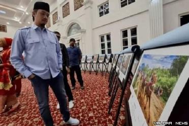 Wali Kota Bukittinggi, Erman Safar menikmati karya fotografer yang mengikuti event Bukittinggi Photography Competition 2024. Penutupan event ini digelar di balairung rumah dinas wali kota, Sabtu. (hamriadi)