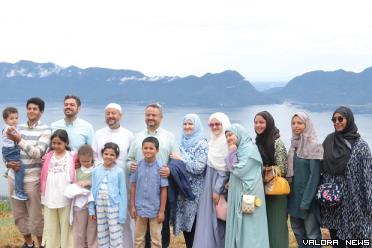 Keluarga besar Syekh Ahmad Khatib Al Minangkabawi nikmati keindahan Puncak Lawang dengan latar panorama Danau Maninjau, Senin. (humas)
