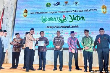 Wakil Menag RI, Saiful Rahmat Dasuki serahkan penghargaan sebagai Pendukung Program Kota Waqaf Tahun 2024 yang diterima Kepala Biro Kesra Setdaprov Sumbar, Al Amin di auditorium HM Rasidi Kemenag RI, Jakarta, Selasa. (humas)