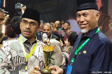Gubernur Sumbar, Mahyeldi bersama Barlius (Kadisdik) usai menerima penghargaan Penghargaan Pemerintah Daerah Transformatif, Kategori Pengelolaan Program Indonesia Pintar (PIP) di Jakarta, Jumat malam. (humas)