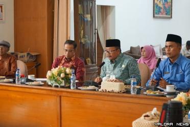 Bupati Agam, Andri Warman didampingi Undri (Kepala BPK Wilayah III Sumatera Barat) saat rapat pembahasan Festival Maninjau, Kamis. (humas)