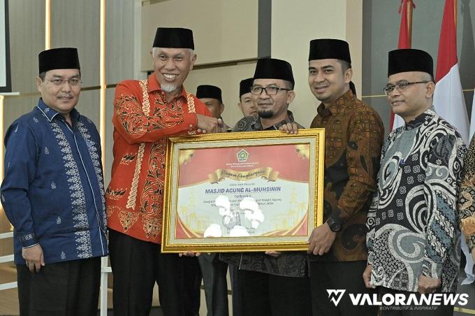 Gubernur Sumbar, Mahyeldi menyerahkan penghargaan pada pengurus 10 masjid terbaik di Sumatera Barat tahun 2024, di Auditorium Istana Gubernuran, Rabu. (humas)