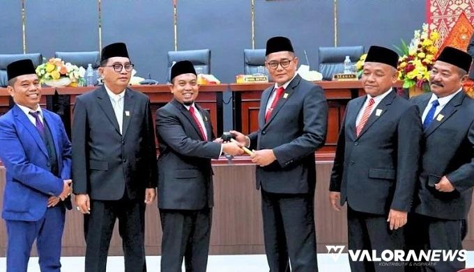 Ketua Sementara DPRD Padang 2024-2029, Muharlion didampingi Mastilizal Aye (wakil ketua sementara), menerima palu sidang dari Ketua DPRD Padang 2019-2024, Syafrial Kani didampingi pimpinan lainnya, pada rapat paripurna pelantikan, Rabu. (humas)