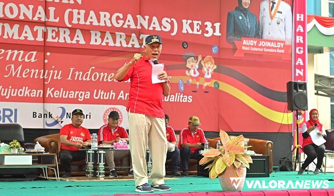 Gubernur Sumbar, Mahyeldi memberikan sambutan pada Peringatan Hari Keluarga Nasional (Harganas) ke-31 tingkat Provinsi Sumbar di halaman Kantor Dinas D3AP2KB Sumbar, Ahad. (humas)