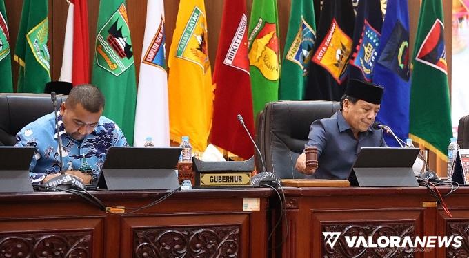 Wakil Ketua DPRD Sumbar, Suwirpen Suib didampingi Wagub Sumbar, Audy Joinaldy saat memimpin rapat paripurna dengan agenda penyampaian jawaban gubernur terhadap pandangan umum fraksi terhadap Ranperda Perubahan APBD Tahun 2024, Jumat. (humas)