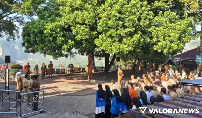 Kepala Dinas Pariwisata Bukittinggi, Rofie Hendria pimpin apel gabungan beserta jajaran, di Taman Panorama Ngarai Sianok, Senin. (humas)