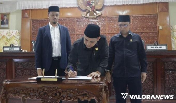 Ketua DPRD Bukittinggi, Benny Yusrial disaksikan wakil ketua dan wali kota Bukittinggi, menandatangani kesepakatan bersama perubahan APBD Bukittinggi tahun 2024, dalam rapat paripurna, Senin. (hamriadi)