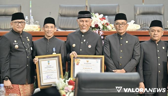 Pj Wako Padang, Andree Algamar, Arcandra Tahar (eks menteri ESDM), Mahyeldi (gubernur), Syafrial Kani (Ketua DPRD), Arnedi Yarmen (wakil ketua) pada rapat paripurna istimewa dengan agenda peringatan HJK ke-355 Padang, Rabu. (humas)