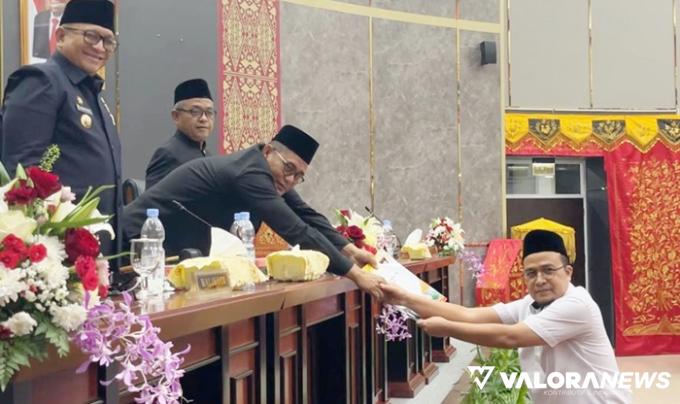 Sekretaris DPRD Padang, Hendrizal Azhar menyerahkan hasil pembahasan KUA PPAS Padang 2024 pada Ketua DPRD, Syafrial Kani dalam rapat paripurna, Rabu malam. (humas)