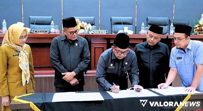 Pj Sekda Padang, Yosefriawan disaksikan Ketua DPRD Padang, Syafrial Kani dan lainnya, menandatangani berita acara persetujuan Ranperda RPJPD Padang 2025-2045 dalam rapat paripurna, Selasa. (humas)