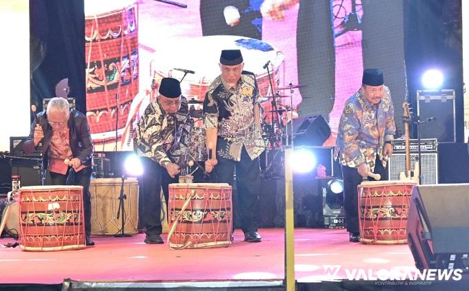 Gubernur Sumbar, Mahyeldi didampingi Ismunandi Syofyan (anggota DPRD Agam), Andri Warman (Bupati  Agam), memukul gendang tasya saat membuka Festival Urang Minang Baralek Gadang di GOR Rang Agam, Jumat. (humas)
