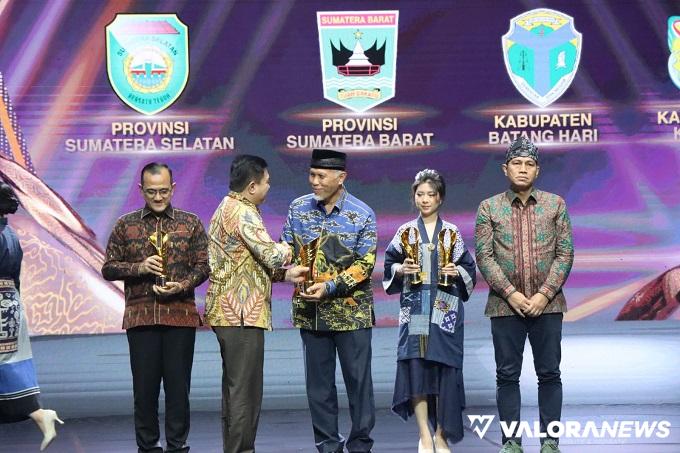 Gubernur Sumbar, Mahyeldi menerima penghargaan Kepala Daerah Award 2024 dari Executive Chairman MNC Group, Harry Tanoesoedibjo, di Jakarta, Kamis malam. (humas)
