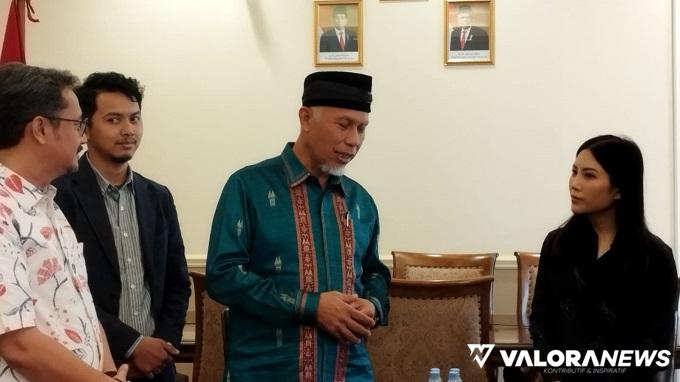 Gubernur Sumbar, Mahyeldi berdialog dengan Wamenparekraf yang juga Ketua Umum Partai Perindo, Angela Tanoesoedibjo di Kantor DPP Perindo, Jakarta, Selasa. (humas)