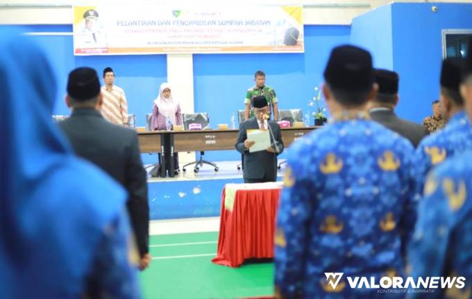 Bupati Rusma Yul Anwar, melantik 9 orang PTT Pratama, dan 46 orang Pejabat Administrator dan Pejabat Pengawas di Lingkungan Pemkab Pessel, Sumatera Barat, Jumat (9/8/2024). FOTO: Dok Diskominfo Pessel