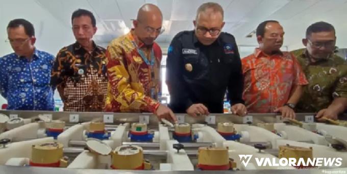 Dirut Perumda AM Padang, Hendra Pebrizal jelaskan proses pengujian air pada laboratorium pemeriksaan kualitas air yang telah terakreditasi ISO 17025:2017 pada Pj Wako Padang, Andree Algamar, disela kegiatan peresmian, Kamis. (humas)