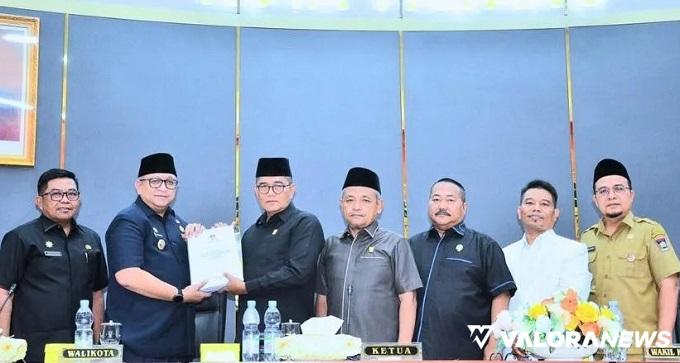 Pj Wali Kota Padang, Andree Algamar didampingi Yosefriawan (Pj Sekda) menyerahkan nota pengantar Rancangan Perubahan KUA PPAS Tahun 2024 pada Ketua DPRD Padang, Syafrial Kani didampingi para wakil ketua, pada rapat paripurna, Senin. (humas)