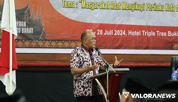 Ketua DPRD Sumbar, Supardi saat membuka acara Bimtek Peningkatan Kapasitas Pemangku Kebudayaan Kota Payakumbuh, 26-28 Juli 2024 di Bukittinggi. (humas)