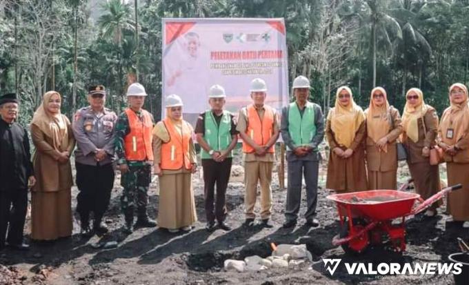 Bupati Rusma Yul Anwar, bersama Forkopimda, meletakkan batu pertama, pembangunan pengembangan Puskesmas Lumpo, Kecamatan IV Jurai, Senin (19/8/2024). FOTO: Dok Diskominfo Pessel
