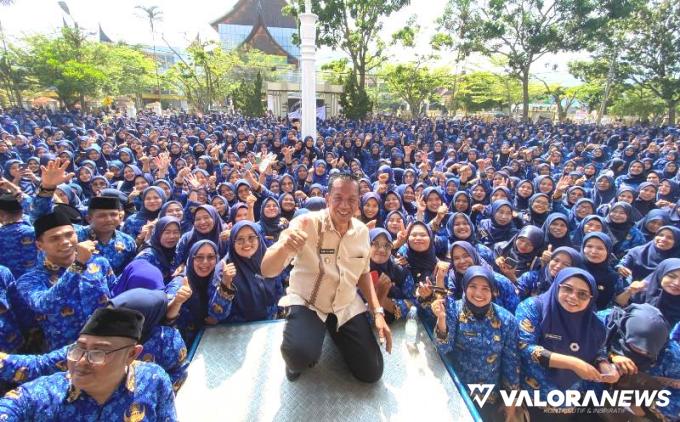 Bupati Rusma Yul Anwar menyerahkan SK PPPK, kepada 2.021 Tenaga Kesehatan dan Guru, Formasi Tahun 2023 di daerahnya, pada Senin 29 Juli 2024, lalu. FOTO: Dok Diskominfo Pessel