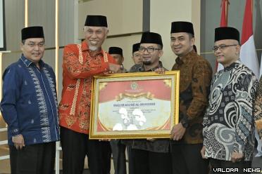 Gubernur Sumbar, Mahyeldi menyerahkan penghargaan pada pengurus 10 masjid terbaik di Sumatera Barat tahun 2024, di Auditorium Istana Gubernuran, Rabu. (humas)