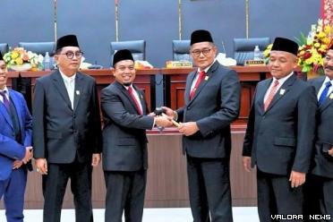 Ketua Sementara DPRD Padang 2024-2029, Muharlion didampingi Mastilizal Aye (wakil ketua sementara), menerima palu sidang dari Ketua DPRD Padang 2019-2024, Syafrial Kani didampingi pimpinan lainnya, pada rapat paripurna pelantikan, Rabu. (humas)