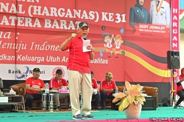 Gubernur Sumbar, Mahyeldi memberikan sambutan pada Peringatan Hari Keluarga Nasional (Harganas) ke-31 tingkat Provinsi Sumbar di halaman Kantor Dinas D3AP2KB Sumbar, Ahad. (humas)