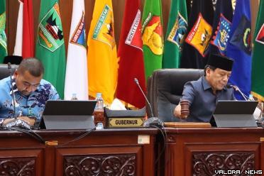 Wakil Ketua DPRD Sumbar, Suwirpen Suib didampingi Wagub Sumbar, Audy Joinaldy saat memimpin rapat paripurna dengan agenda penyampaian jawaban gubernur terhadap pandangan umum fraksi terhadap Ranperda Perubahan APBD Tahun 2024, Jumat. (humas)