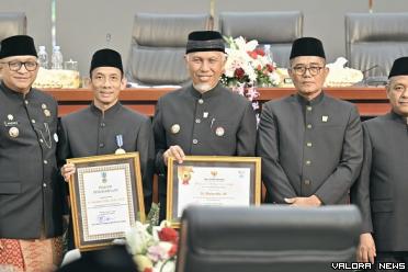 Pj Wako Padang, Andree Algamar, Arcandra Tahar (eks menteri ESDM), Mahyeldi (gubernur), Syafrial Kani (Ketua DPRD), Arnedi Yarmen (wakil ketua) pada rapat paripurna istimewa dengan agenda peringatan HJK ke-355 Padang, Rabu. (humas)