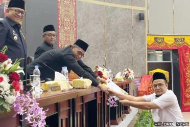 Sekretaris DPRD Padang, Hendrizal Azhar menyerahkan hasil pembahasan KUA PPAS Padang 2024 pada Ketua DPRD, Syafrial Kani dalam rapat paripurna, Rabu malam. (humas)