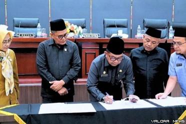 Pj Sekda Padang, Yosefriawan disaksikan Ketua DPRD Padang, Syafrial Kani dan lainnya, menandatangani berita acara persetujuan Ranperda RPJPD Padang 2025-2045 dalam rapat paripurna, Selasa. (humas)