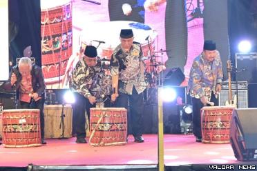 Gubernur Sumbar, Mahyeldi didampingi Ismunandi Syofyan (anggota DPRD Agam), Andri Warman (Bupati  Agam), memukul gendang tasya saat membuka Festival Urang Minang Baralek Gadang di GOR Rang Agam, Jumat. (humas)