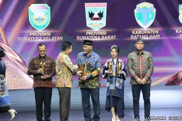 Gubernur Sumbar, Mahyeldi menerima penghargaan Kepala Daerah Award 2024 dari Executive Chairman MNC Group, Harry Tanoesoedibjo, di Jakarta, Kamis malam. (humas)